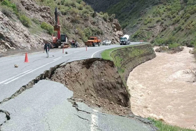 Beytüşşebap’ta sel sonrası dere yatakları ve yollarda temizlik çalışması başladı
