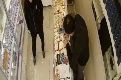 Oyaladığı kuyumcudan altınları çaldı, kaçamadan yakalandı
