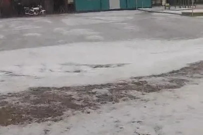 Ayvacık’ta dolu yağışı yolları beyaza bürüdü
