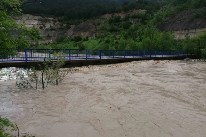 Kelkit Çayı’nın debisi yükseldi, köprü ulaşıma kapatıldı
