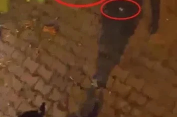 Yere attığı uyuşturucu polisin yaka kamerasına takıldı
