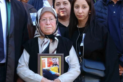 Duruşmaya oğlunun portresiyle gelen anne: "Ne olur bir an önce ceza verin de buralara gelmeyeyim"

