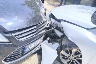 Mardin’de iki otomobilin çarpıştığı kazada 2 kişi yaralandı
