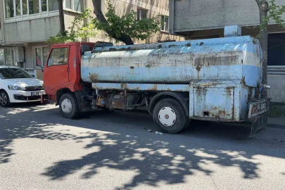 Park halindeki su tankerine çarpan scooter sürücüsü yaralandı

