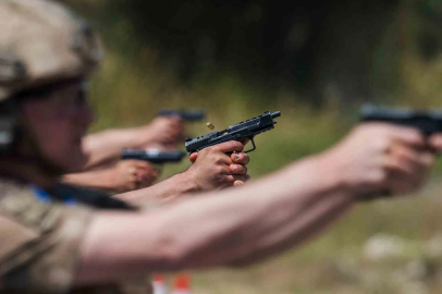 Foça’da nefes kesen final: Jandarmanın şampiyon nişancıları kozlarını paylaştı
