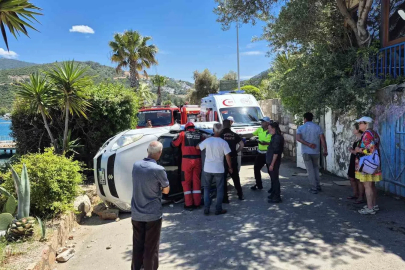 Duvara çarpan otomobil devrildi

