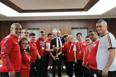 Başkan Çolakbayrakdar: "Şampiyon çocuklarımızla gurur duyuyorum"
