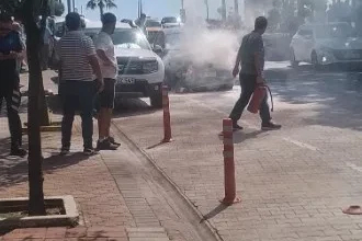 Alanya’da otomobilin motor kısmından dumanlar yükseldi, yangını vatandaş söndürdü
