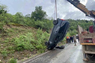 Kemaliye’de yağış nedeniyle araç takla attı
