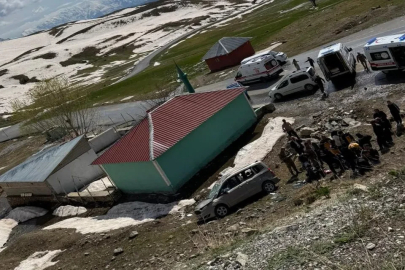 Hakkari’de şarampole yuvarlanan araçta 4 kişi yaralandı
