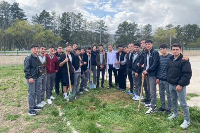 Bayburt’ta öğrenciler okul bahçelerini fidanlarla yeşillendirdi

