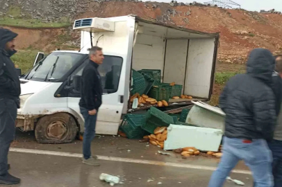 Kaygan yolda kamyonetin lastiği patlayınca ekmekler yola savruldu
