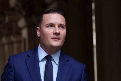 İngiltere’de istifa eden eski bakandan Başbakan Starmer ile rekabet çağrısı
