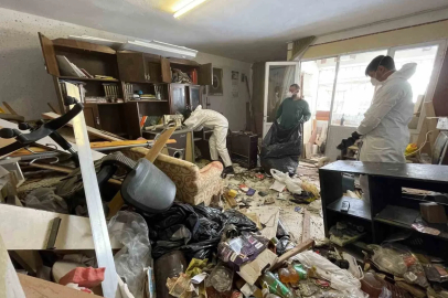 İzmir’de çöplüğe dönen evden 10 ton atık çıkartıldı
