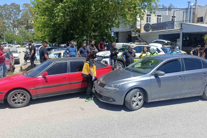 Kazaya neden olan sürücü, kendisini durdurmak isteyenlere biber gazı sıktı
