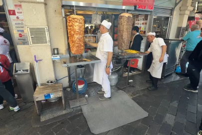 Taksim’de doğalgaz onarımı uzun sürünce esnaf, çareyi tüp kullanarak buldu
