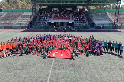 Çayırova’da 19 Mayıs coşkusu yeşil sahaya taşındı
