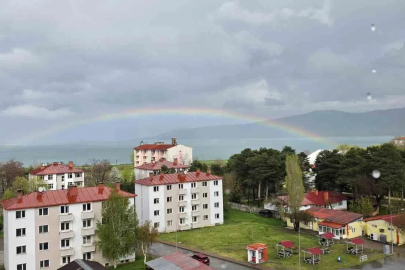 Van Gölü üzerinde gökkuşağı şöleni
