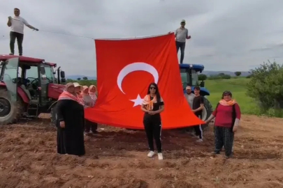 19 Mayıs’ı kekik ektikleri tarlada kutladılar
