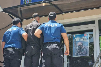 Polis, bıçaklı saldırganı kıskıvrak yakaladı
