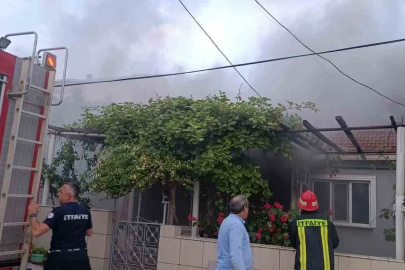 Çan’da alevlere teslim olan ahşap ev kullanılmaz hale geldi
