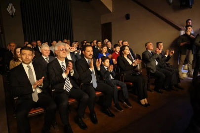 Tarihe tanıklık eden meclis binasında ilk perde ’Bu Da Geçer Ya Hu’ adlı tiyatro oyunuyla açıldı
