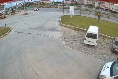 Kavşakta otomobile çarpan motosikletteki 2 kişi yaralandı
