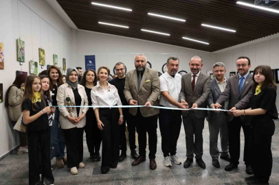Polen peşindeki yaban arıları resim sergisi açıldı
