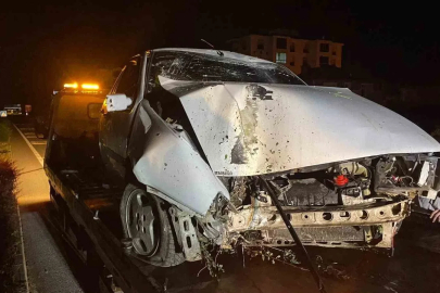Karaman’da otomobil aydınlatma direğini devirdi: 1 yaralı
