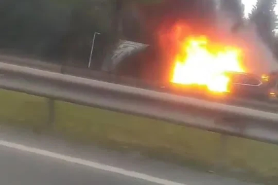 Seyir halindeki otomobil alev topuna döndü
