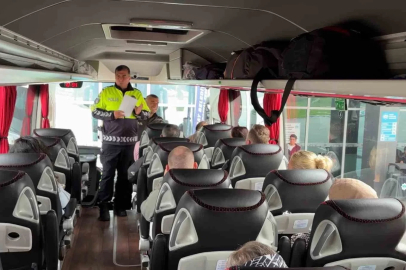 Trafik polisleri otogarda sürücü ve yolcuları uyarıyor
