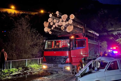 Gümüşhane’de köprü girişinde iki araç kafa kafaya çarpıştı: 2’si ağır 3 yaralı
