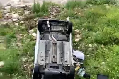Bolu’da hafif ticari araç dere yatağına uçtu: Anne ve 2 çocuğu yaralandı
