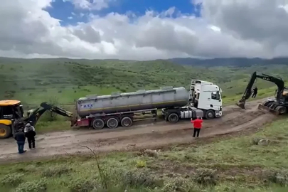Bolu’da bayram trafiğinden kaçan tır ve kamyonlar köy yolunda çamura saplandı
