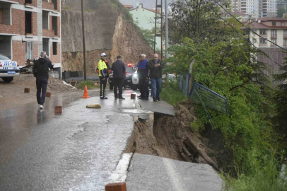 Gümüşhane’de aşırı yağış sonrası yol çöktü
