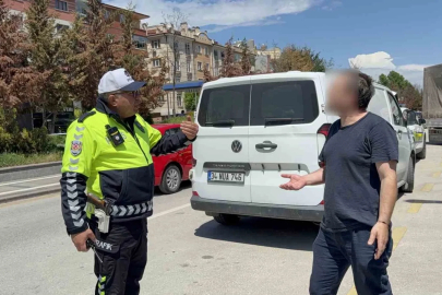 Ters yönden gelen eksik evraklı sürücüden polise ilginç tepki
