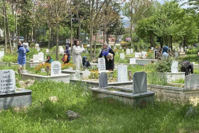 Bolu’da vatandaşlar arefe günü kabir başında dua etti
