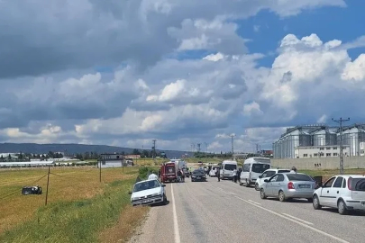 Otomobil ile hafif ticari araç çarpıştı: 3 yaralı

