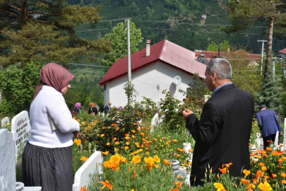 Sakarya’da arefe günü mezarlıklarda duygu dolu ziyaret
