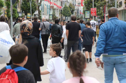 Sakarya’da bayram alışverişi telaşı: "Kedi yavrusu gibi sağa sola dağıldık"
