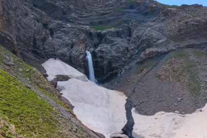 Mutki’de eşsiz manzara: Dağın içinden çıkan şelale hayran bırakıyor
