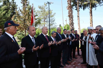 Bayram arifesinde şehitlik ziyaret edildi
