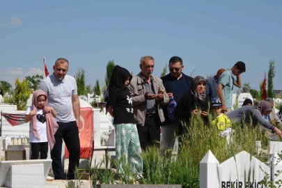Adıyaman’da Mezarlıkta bayram yoğunluğu
