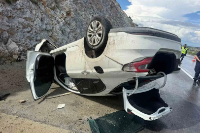 Takla atıp refüje giren otomobilde 4 kişi yaralandı
