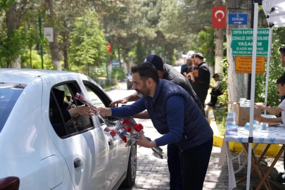 Elazığ’da mezarlığa giden vatandaşlara karanfil dağıtıldı
