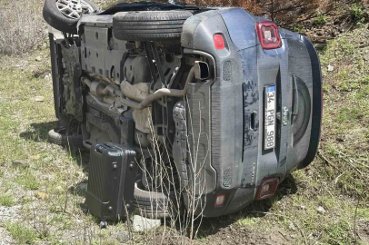 Cip ile hafif ticari araç çarpıştı: 3 yaralı

