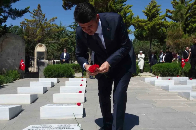Kilis Valisi Kalaylı bayram arefesinde şehitleri unutmadı
