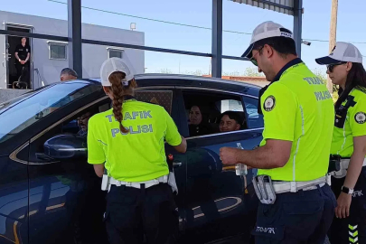 Tekirdağ’da bayram trafiğine sıkı denetim: Trafik ekiplerinden çikolata ve kolonya ikramı
