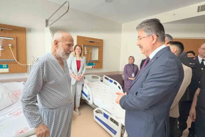 Vali Yılmaz’dan sağlık çalışanı ve hastalara bayram ziyareti
