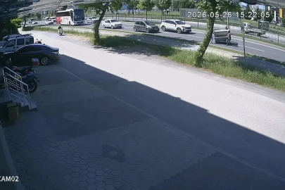 Kamyonetten düşen demir kafes faciaya davetiye çıkardı
